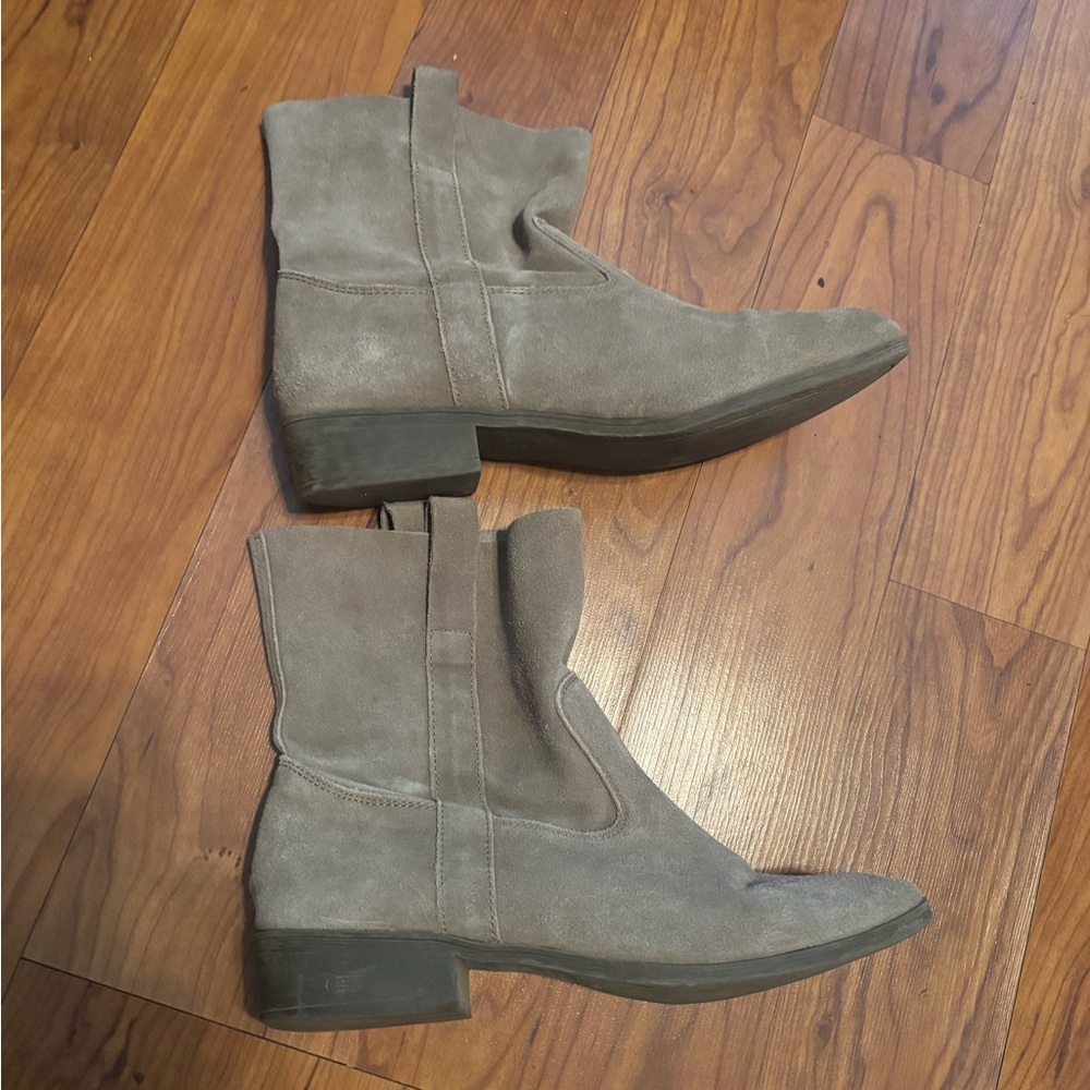 Women’s Gray Suede American Eagle Outfitters heeled Boots size 8.5